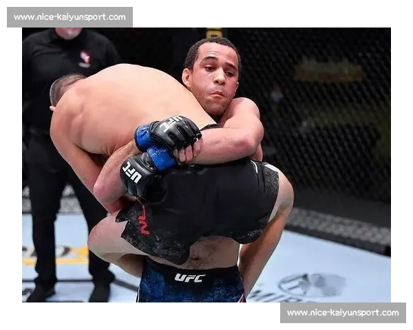 机械战警左平勾暴力催眠赫尔曼森！UFC 317 副赛上演教科书级终结