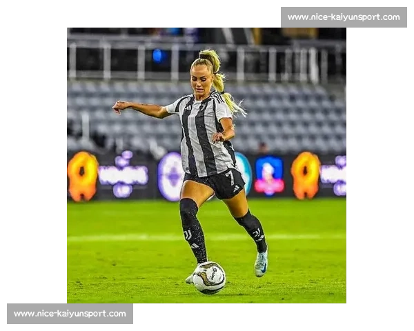 尤文女足艾丽莎 - 莱曼晒比基尼照：阳光沙滩尽显冠军风采