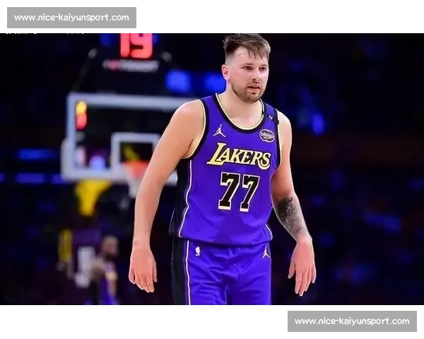 🔥东契奇惊现魔鬼瘦身！球衣号码从 077 缩水成 7，球迷惊呼认不出！🔥