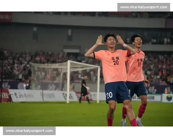 谢晖阳飞铲门将染黄 无锡门神姜何神扑助球队 2-0 取胜